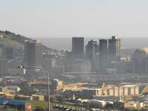 Die Hochhaustuerme von Down Town Cape Town im herbstlichen Nebel.