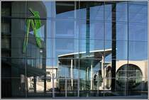 Das Marie-Elisabeth-Lders-Haus spiegelt sich im Paul-Lbe-Haus im Berliner Regierungsviertel. Die beiden Gebude sind durch die Spree getrennt. Aufnahmedatum: 22.09.2006