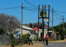 Tows River, mitten im Quartier steht irgendwo in luftiger Hoehe die Elektroverteilung. 08.12.2009