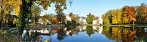 Burg Flamersheim (Euskirchen) mit Wasserspiegelung an einem schnen Herbsttag. Panoramabild aus 3 Einzelaufnahmen. 31.10.2010