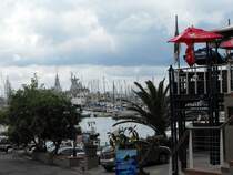 Zugang zum oeffentlichen, zivilen Hafen und der Waterfront. Im Hintergrund der Marinehafen. Simons Town, 20.11.2010
