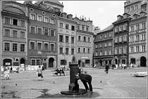 Am Marktplatz in der Altstadt von Warschau standen nach dem 2. Weltkrieg nur noch die Grundmauern. Auf diesem Foto aus dem Jahr 1974 sieht man, welch hervorragende Rekonstruktionsarbeit die Polen geleistet haben.