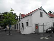 Die denkmalgeschuetzte alte Polizeistation, dem Verfall preis gegeben. Somerset West, 27.11.2010
