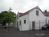 Die denkmalgeschuetzte alte Polizeistation, dem Verfall preis gegeben. Somerset West, 27.11.2010
