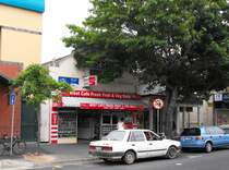 Manchmal sind hinter Reklame und Stellage noch Kleinode zu entdecken. Somerset West, 27.11.2010
