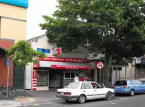 Manchmal sind hinter Reklame und Stellage noch Kleinode zu entdecken. Somerset West, 27.11.2010
