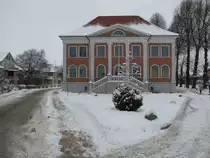 Grevesm�hlen; das ARGE-Haus, ex Amtshaus, Finanzamt, sowjetische Komandantur und Rathaus in der Goethestra�e im Winter 2009/2010. Ob dieser Winter wieder so streng wird?
