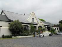 Somerset West Lodge, Mainroad 200. Ehemalige Sust (Meierei). Hier wurden die Pferde von und nach Kapstadt (60 Kilometer) gewechselt. Heute Hotel, Restaurant und 'The Arksey Village' Irish Pub. Somerset West, 27.11.2010
