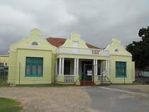 Ehemaliges Wohnhaus des Sheriffs, heute Kinderhort im Gemeindepark an der Mainroad. Somerset West, 27.11.2010
