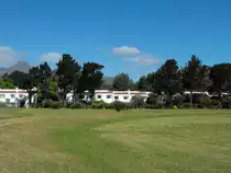 Als Beispiel einer geschlossenen Siedlung: Riverside am Lourens River. Somerset West, 28.11.2010
