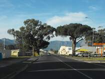 Die Main Road in Strand, in Richtung Nord-Ost ebgelichtet. Im Hintergrund die Hottentots Berge. Strand,05.09.2008