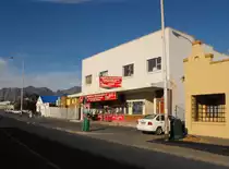 Ein typischer Vertreter eines aelteren Geshaeftshauses an der Main Road. Strand, 05.09.2008