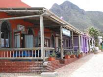 Restaurants und Boutiquen, Troedlerlaeden und Galerien. Das ist der touristische Teil der Hafenstrasse (Harbour Road) in Kleinmond! Kleinmond, 22.10.2010
