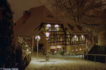 Das Kellerhaus im weihnachtlichen Winterkleid. Dieses Bild hat man wenn man bei frischem Schnee, wie hier im Dezember 2005, abends den steilen Schlossberg hinunterl�uft