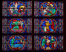 Paris, Kathedrale Notre Dame. Farbige Verglasung mit Medaillons im sdlichen Chorumgang. Aufnahme vom 25. Dez. 2003, 12:27