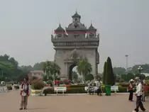 M�rz 2010 in Vientiane, der Hauptstadt von Laos. Das  Monument des Morts  - Patou Xai, das entfernte �hnlichkeit mit dem Arc de Triomphe in Paris hat. 