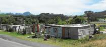 Der Gegensatz zu den Neubauquartieren koennte nicht gegensaetzlicher sein: Squatercamp mit Shaks an der Hauptstrasse.  Sir Lovry's Pass Village, 06.12.2010
