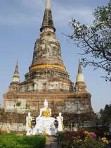 In Ayutthaya, der ehemaligen Knigsstadt des siamesischen Reiches, befinden sich etliche antike Tempelanlagen, eine davon ist der Tempel Yai Chai Mongkul aus dem 14. Jahrhundert. Der Chedi des Tempels hat eine Hhe von 80 m