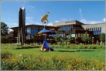 1999 wurde im Schlossgarten zwischen Schloss und Stadthalle Osnabrck die farbenfrohe und durch Solarzellen angetriebene Skulptur  Solara  der schweizerischen Knstlerin Claire Ochsner aufgestellt. Scan eines Dias aus dem Jahr 2002.