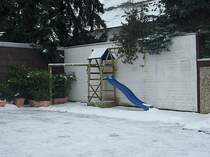 Einsame Rutsche in Lehrte, am 05.12.10.