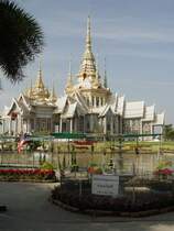 Im Isan, dem Nordosten Thailands, steht unmittelbar neben dem  Friendship-Highway Nr. 2  zwischen den Stdten Nakhon Ratchasima (Korat) und Pak Chong diese neu errrichtete, jedoch noch nicht fertig gestellte, buddhistische Tempelanlage. Das Foto entstand am 19.01.2010