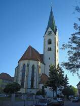 Bad Saulgau in Oberschwaben, Stadtkirche St.Joh.Baptist, Ostseite mit Chor und Turm, die hochgotische Pfeilerbasilika mit romanischen und gotischen Elementen geht zurck auf 1170, von 1390-1402 erweitert, Aug.2010