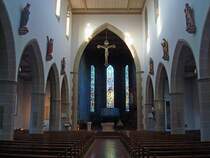 Bad Saulgau/Oberschwaben, die Stadtkirche St.Joh.Baptist erhielt nach einer Innenraumrestaurierung 1985 eine moderne Ausstattung, Aug.2010 