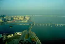 Blick vom Macau Tower in einer H�he von 223 Metern er�ffnet sich ein Blick auf Stadt und Meer, hier die beiden Br�cken, die vor der Hafeneinfahrt liegen (2003)