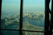 Blick aus dem Aufzug, der auf den Macau-Tower fhrt. Whrend der Fahrt bietet sich ein fantastischer Blick auf die Stadt Macau. (2003)