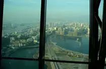 Blick aus dem Aufzug, der auf den Macau-Tower f�hrt. W�hrend der Fahrt bietet sich ein fantastischer Blick auf die Stadt Macau. (2003)
