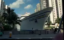 Weit ragt der Bug dieses  Schiffes  aus Beton �ber den Fu�g�ngerbereich in Kowloon. Hier handelt es sich nicht um ein inmitten von Hochh��sern gestrandetes Schiff, sondern um ein Shopping Center im Whampoa Garden. Sommer 2002