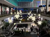 Der regional schon seit zig Jahren bekannte Herrnhuter Adventsstern scheint sich aktuell zunehmender Beliebtheit zu erfreuen; etliche Exemplare schm�cken zur diesj�hrigen Adventszeit den Innenbereich der Dresdner Centrum-Galerie; 10.12.2010



