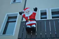 Von einen Balkon gr��t der Weihnachtsman,  im Lehrte am 05.12.10.