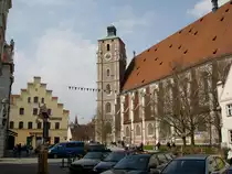 Ingolstadt, das Liebfrauenm�nster, die sp�tgotische Hallenkirche mit stattlichen Ausma�en (Hauptschiff L�nge 90m H�he 61m) entstand in der Zeit von 1425-1525, auff�llig die �ber Eck gestellten Doppelt�rme, April 2006