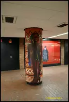 Kunstwerk in der U-Bahn-Station (Markthalle/Landtag im Hannover am 17.12.10)  Schwarze Frau 