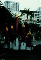 Ein Teil der Weihnachtsdekoration des Goodwood Park Hotels in Singapur bei Tag im November 1988