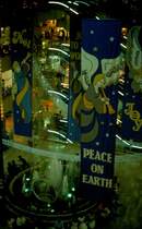 Weihnachtsdekoration in einem Shopping Center in Singapur im November 1988