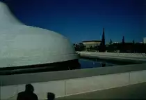 Der Schrein des Buches im Israel Museum, im Hintergrund die Knesset (Dezember 1984)