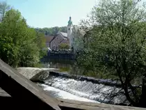 Schwandorf in der Oberpfalz, Blick auf das Stauwehr an der Naab und die Stadt, April 2007