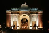 Das Menenporten in Ieper. Seit 80 Jahren findet hier jeden Abend um 20.00 Uhr die Gedenkzeremonie der Opfer des 1. Weltkriegs statt. Ieper, 18.11.2010