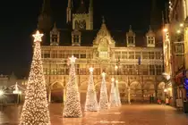 Weihnachtsbeleuchtung vor der Tuchhalle in Ieper; 06.12.2010