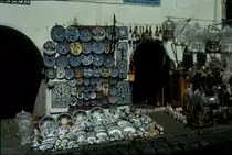 Ein Laden mit viel Keramik in der Altstadt von Tunis im M�rz 1990