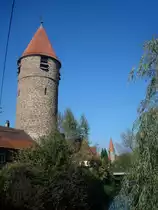 Weil der Stadt, die teilweise begehbare Stadtmauer hat vier Wehrt�rme, diese beiden stehen unmittelbar am Ufer der W�rm, Okt.2010