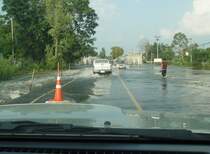 Der Flu bei der Kleinstadt Lamplaimat im Isan hat die normalerweise ber ihn fhrende Brcke berschwemmt. Einen Tag nach dieser Aufnahme wurde die Brcke gesperrt, da der Flu noch wesentlich weiter angestiegen war. (Okt. 2010)