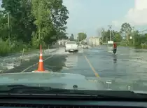 Der Flu� bei der Kleinstadt Lamplaimat im Isan hat die normalerweise �ber ihn f�hrende Br�cke �berschwemmt. Einen Tag nach dieser Aufnahme wurde die Br�cke gesperrt, da der Flu� noch wesentlich weiter angestiegen war. (Okt. 2010)