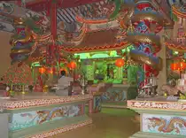 Der Innenraum des chinesischen buddhistischen Tempels in Lamplaimat, einer Kleinstadt im Nordosten Thailands, am 22.06.2010