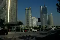 Der Stadtteil Pudong in Shanghai im November 2002. Moderne B�rogeb�ude. Der Eingang links im Bild geh�rt zum Jin Mao Tower.