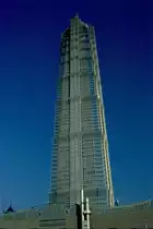 Der Jin Mao Tower im Stadtteil von Pudong in Shanghai im November 2002. Der Turm ist sowohl B�roturm als auch Hotel. Das  Grand Hyatt Shanghai Hotel  beginnt im 53. Stock und endet im 87. Stock des Geb�udes. Das Hotel geh�rt demnach zu den  h�chsten Hotels der Welt .