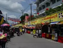 Im Oktober findet in Phuket town ein Fest chinesischer Buddhisten statt. Die Strasse zum Tempel ist ges�umt von unz�hligen Essenst�nden (21.10.2006)