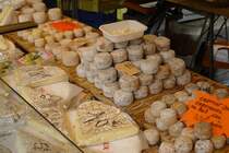 Gleich neben dem Brotstand bietet ein Hndler die verschiedensten Kse an. Samstagmorgen, dem 18.07.2009